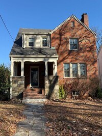 Building Photo - Discover comfort and convenience in charming North Michigan Park!