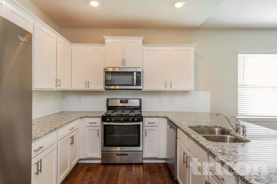 Building Photo - 250 Fenwick Dr