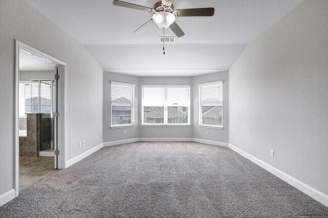Building Photo - STEUBING FARM - ENCLAVE! 3BD/2.5BA Immaculate - Must See!!