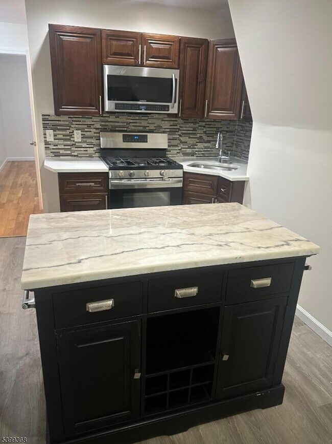 Building Photo - 192 Fairview Ave