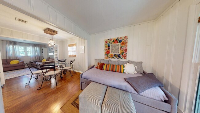 Building Photo - Super Cute One Level Home 1 mile from Toom...