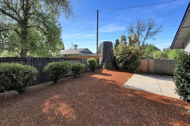 Building Photo - Updated 3 bedroom 2 bath house in a great ...