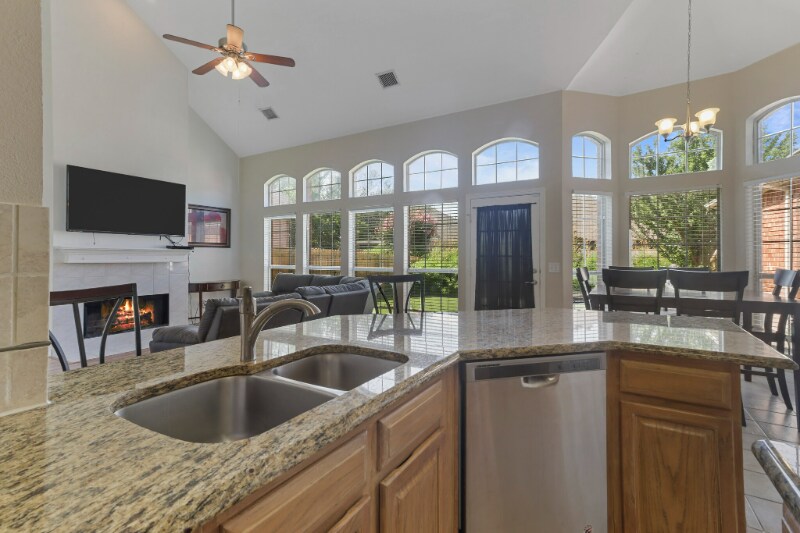 Building Photo - 2209 Micarta Dr