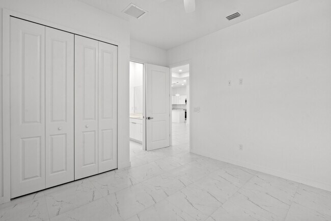 Building Photo - 3927 NW 40th Terrace