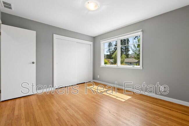 Building Photo - 1099 Larch Ave