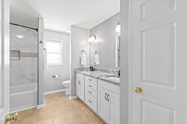 Building Photo - Pet Friendly in Rossview!