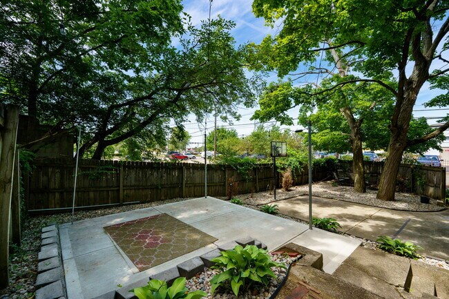 Building Photo - 2935 Glenmore Ave