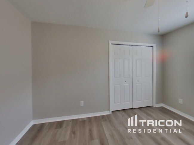 Building Photo - 653 Sand Ridge Dr