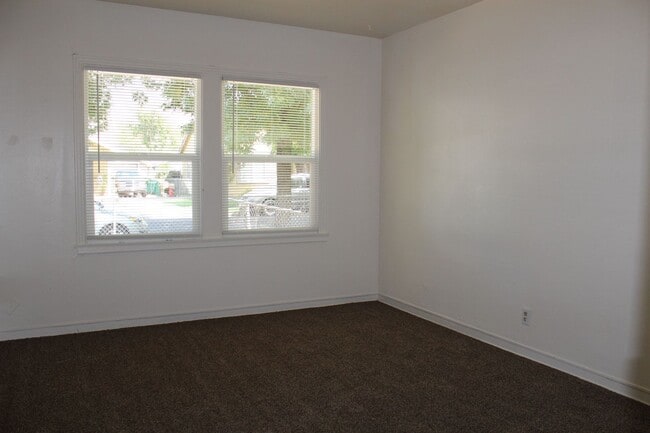 Building Photo - Recently Updated 2 Bedroom Duplex!!!