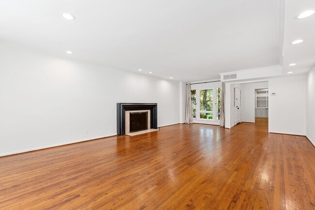 Building Photo - 11053 Strathmore Dr