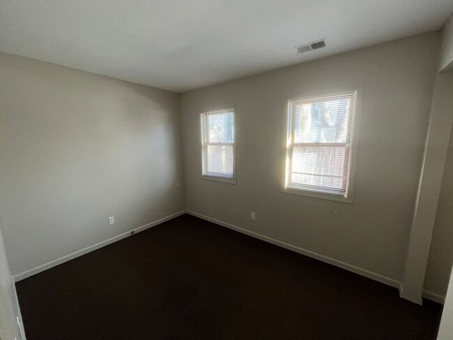 Building Photo - 107 Peck St