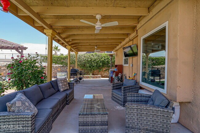 Building Photo - 3712 La Cuesta Dr