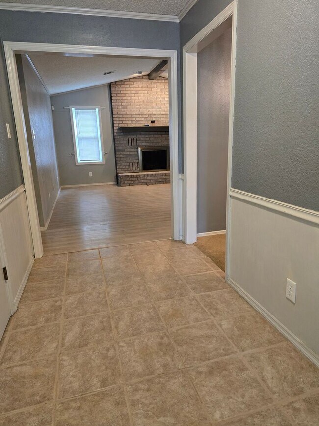 Building Photo - 3 bedroom 2 bath home with basement for lease