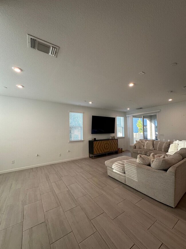 Building Photo - Modern Elegance in Roseville: Spacious 4 Bed, 3 Bath Home in Top School District!