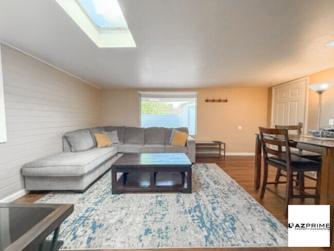 Building Photo - Furnished 1/1 Phoenix Triplex Unit - Comfort &amp; Convenience!