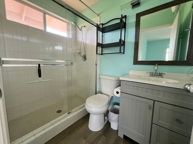 Building Photo - 2 Bedroom 2 bath unfurnished top floor condo