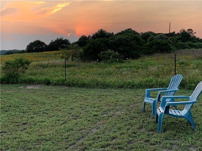 Building Photo - 7 acres with 5 bed, 3 bath less than 25 minutes from town!