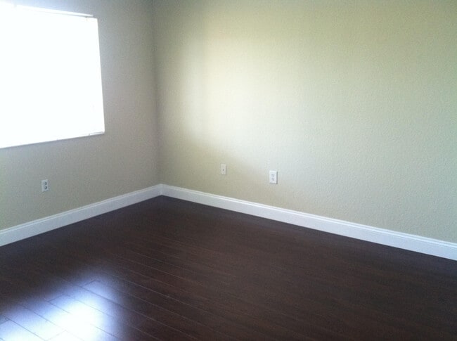 Building Photo - 171 SW Palm Dr