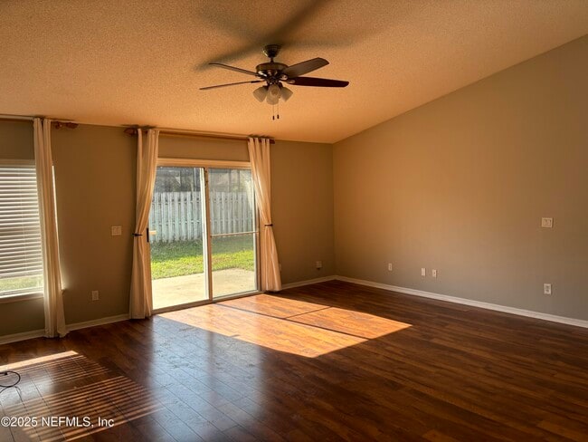 Building Photo - 916 Hyannis Port Dr