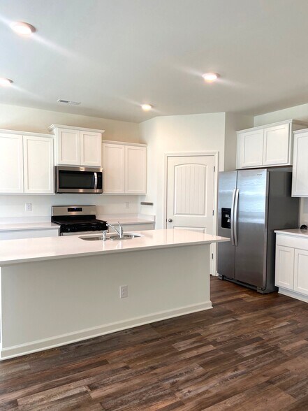 Building Photo - 252 Chelsea Park Cir