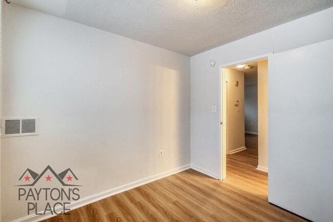 Building Photo - Spacious condo with Water included and Parking!!! FIRST MONTH'S HALF OFF