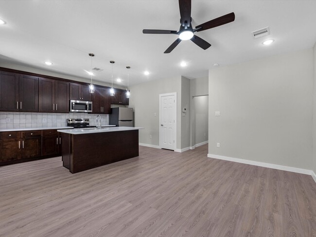 Building Photo - 5201 Kenilwood Dr