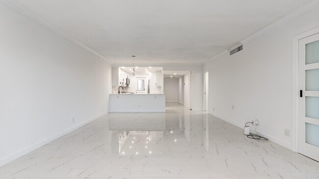 Building Photo - 3000 N Palm Aire Dr
