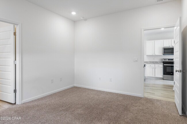 Building Photo - 56 Silverthorn St