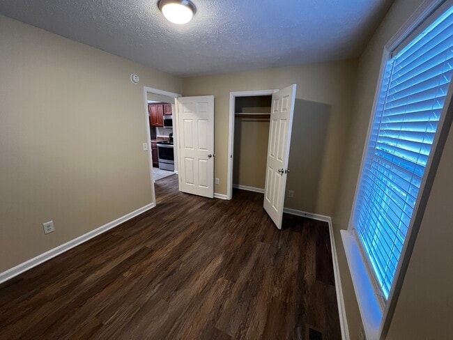 Building Photo - 5220 Redfield Dr