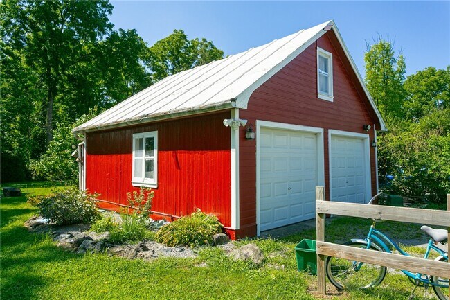 Building Photo - 2153 5 Mile Line Road
