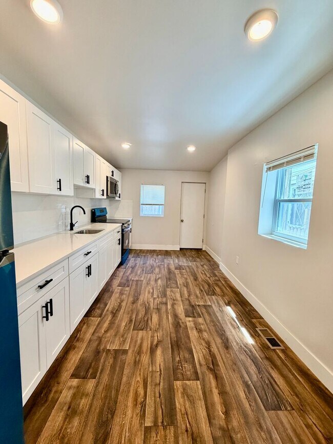 Building Photo - Pet-Friendly 3-Bedroom Home with Central A/C, In-Unit Laundry