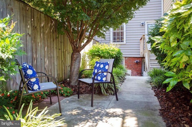 Building Photo - 726 6th St NE