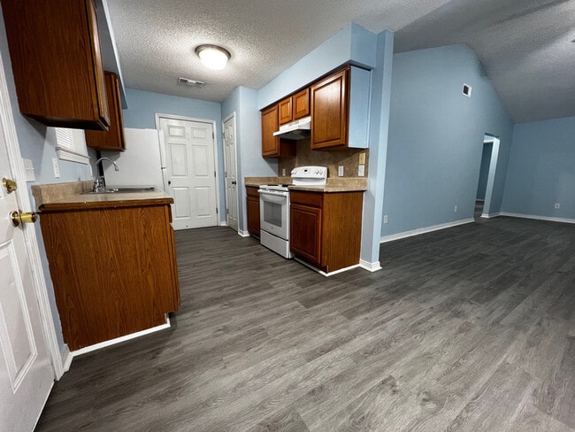 Building Photo - 2820 Pakenham Dr