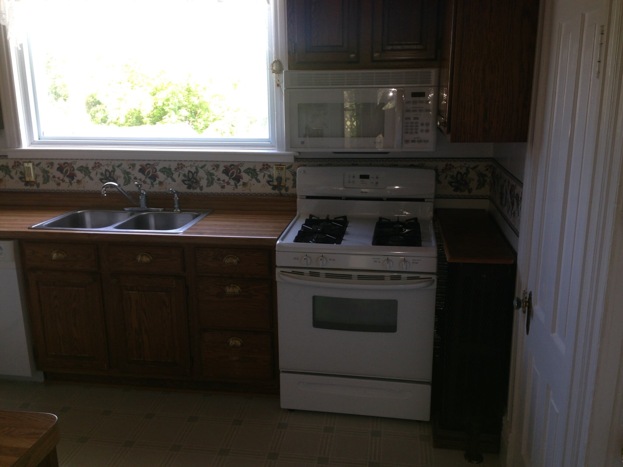 Oven, Microwave and Kitchen Sink - 422 N 9th Ave W