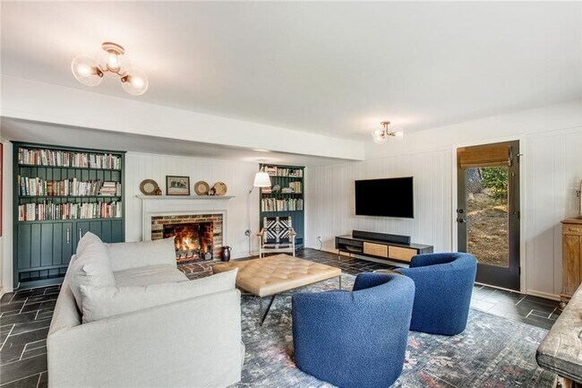 Building Photo - 1100 Kingston Dr NE