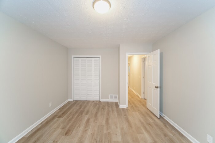 Building Photo - 2531 Country Club Dr SE