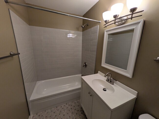 Building Photo - Cozy 1BR Apartment in the heart of Buffalo Grove – Heat Included | Unfurnished