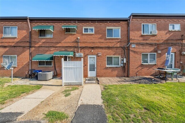 Primary Photo - 215 Dalepark Dr