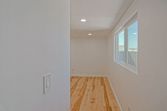 Building Photo - Custom, Modern & Spacious Tri-Level Home w...