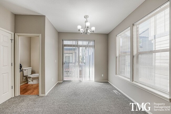 Building Photo - Gorgeous Two Bedroom Townhome in Hillsboro!