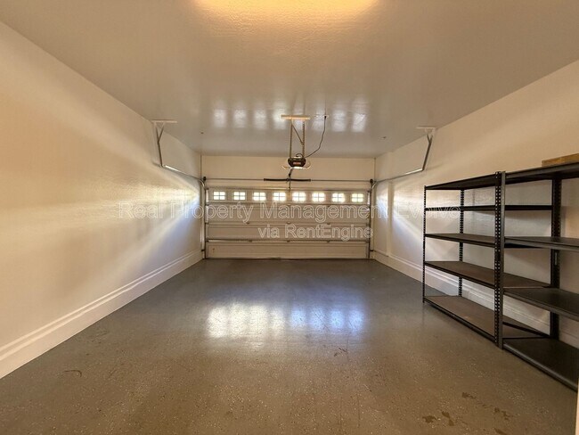 Building Photo - 2725 E Mine Creek Rd