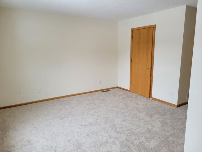 Building Photo - 2 Level Townhouse