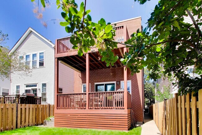 Building Photo - 329 W Goethe St