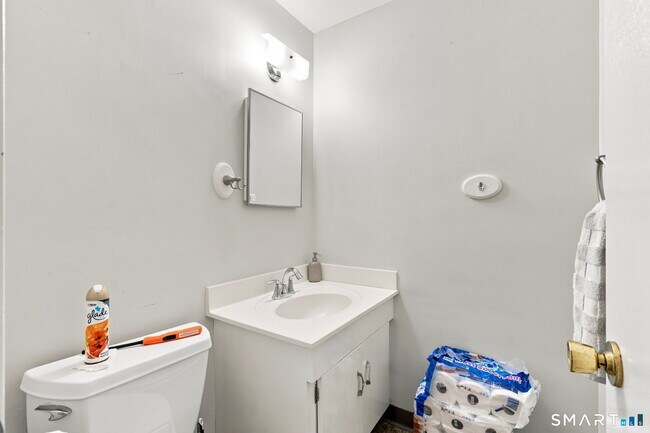 Building Photo - 12 Town House Ln