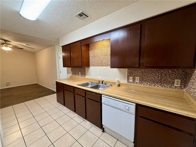 Building Photo - 930 N Century Dr
