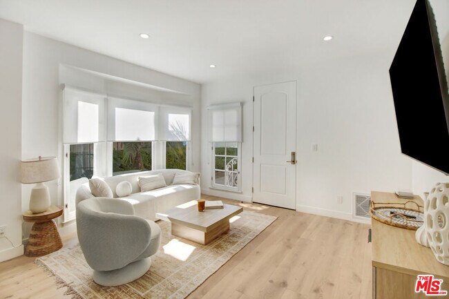 Building Photo - 128 Kings Rd