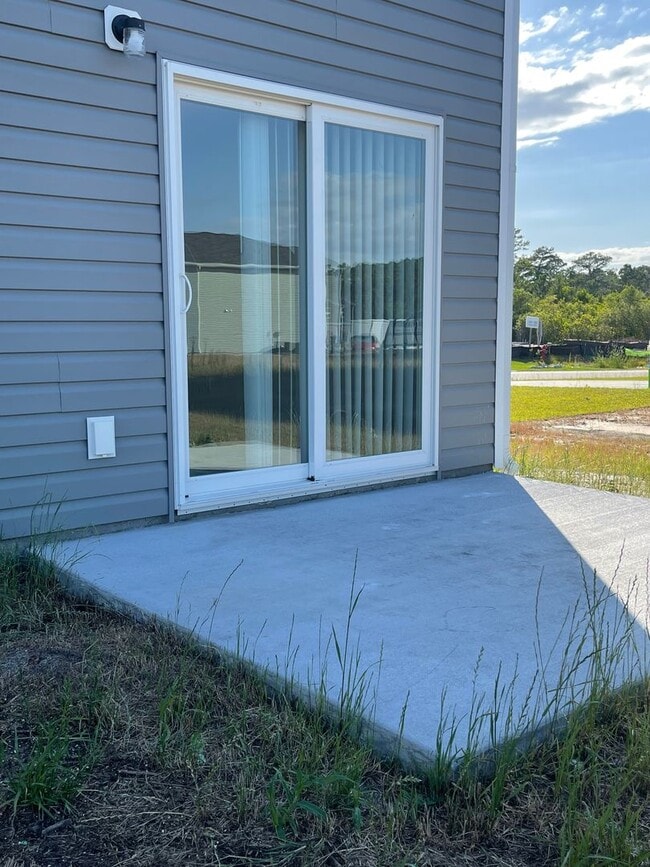 Building Photo - Nice on New Home Place