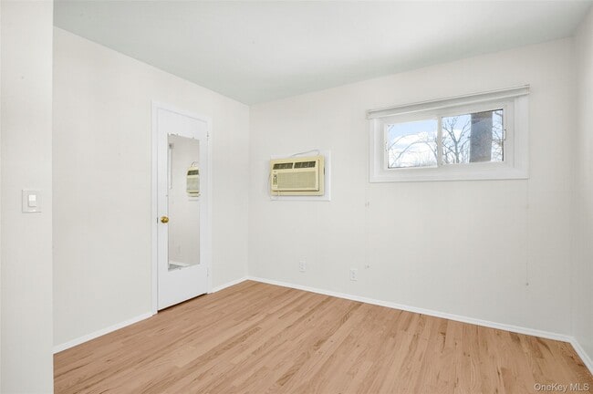 Building Photo - 25 Woodhollow Ln