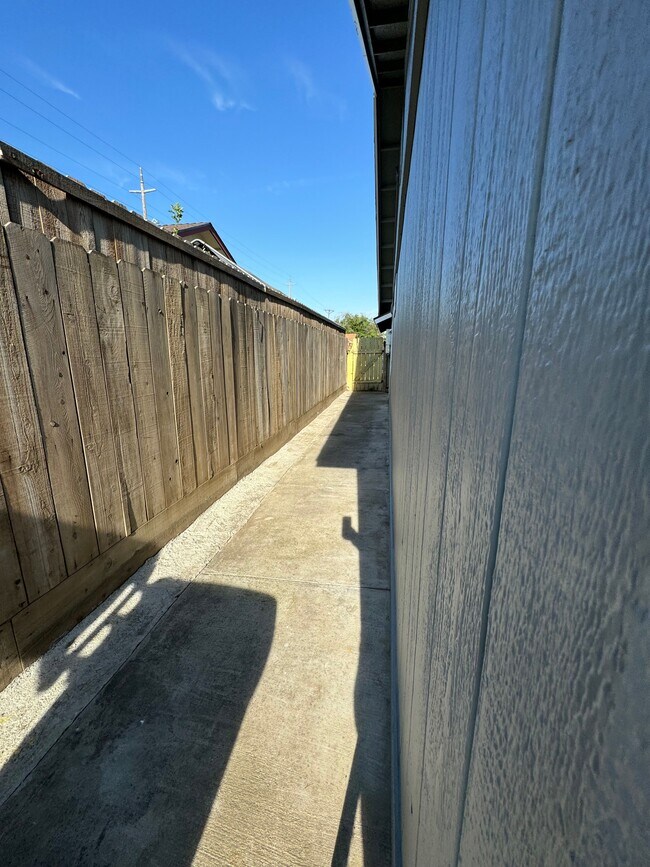 Building Photo - 1024 Michelle Ct