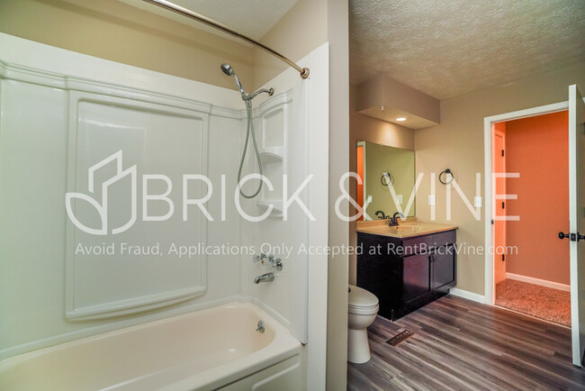 Building Photo - 463 Sherwood Downs S